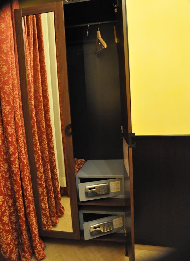 Funny Palace Hostel Рим Экстерьер фото
