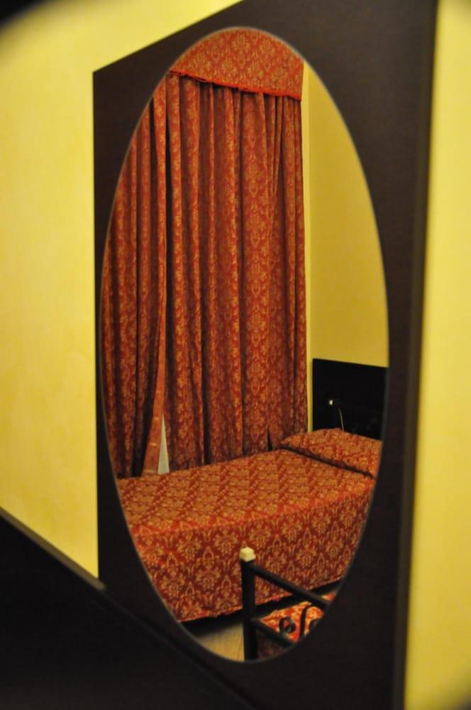 Funny Palace Hostel Рим Экстерьер фото